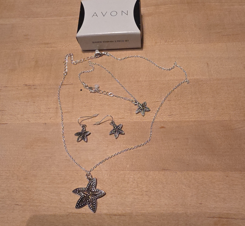 Avon Silver Starfish Necklace and Earring Set - Silver Tone